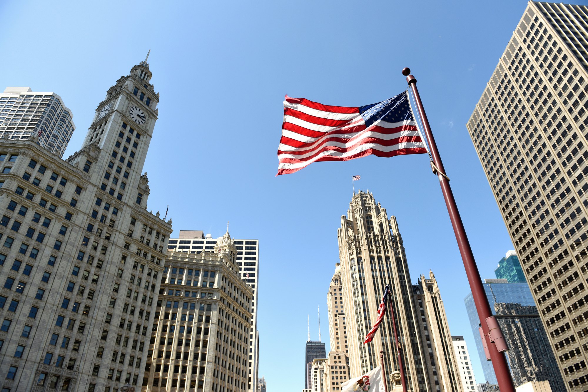 Bandera de Estados Unidos frente al skyline de Chicago